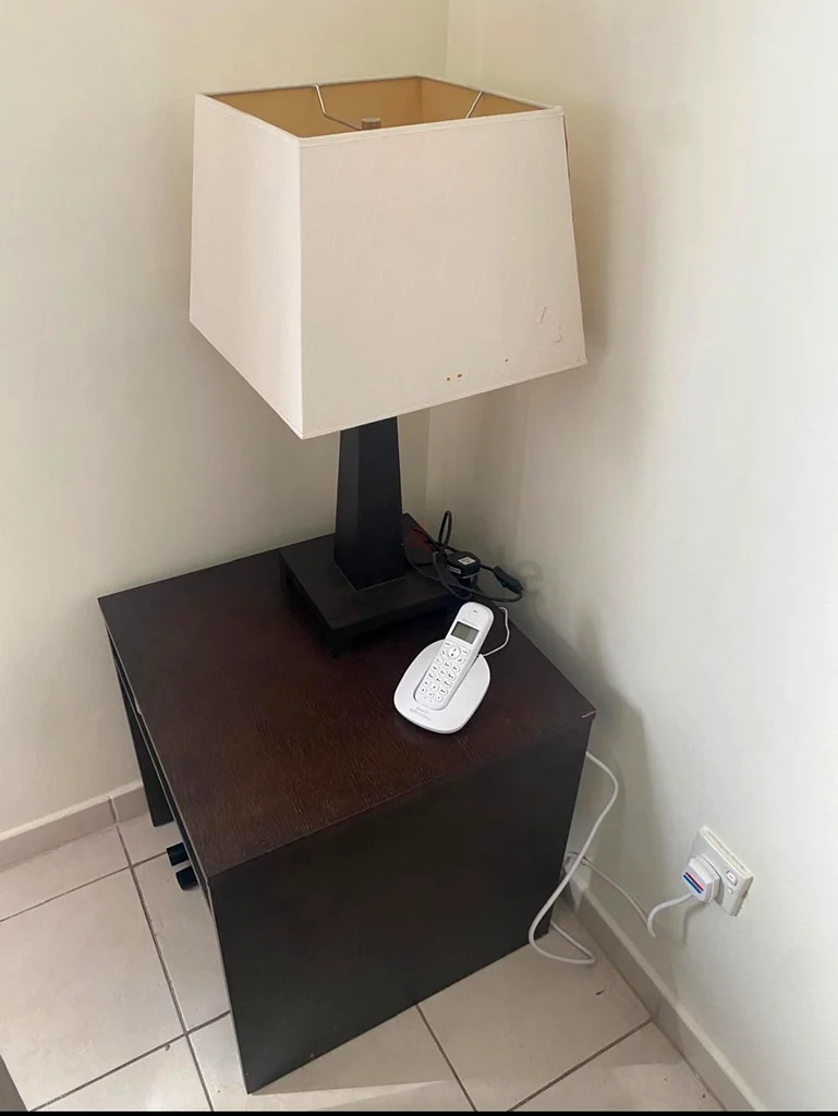 Stylish Nightstand with Modern Lamp - Ideal for Any Room631793861995531113