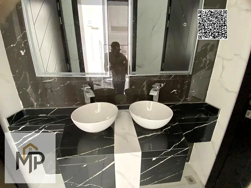 فيلا فاخرة للبيع بثلاث غرف نوم رئيسية مع خزائن مدمجة وغرفة خادمة بما في ذلك رسوم التسجيل63893684846979113