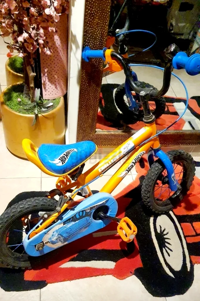Exciting Hot Wheels Challenge Bike for Kids! Preloved. AED 95 only!63169937225218112