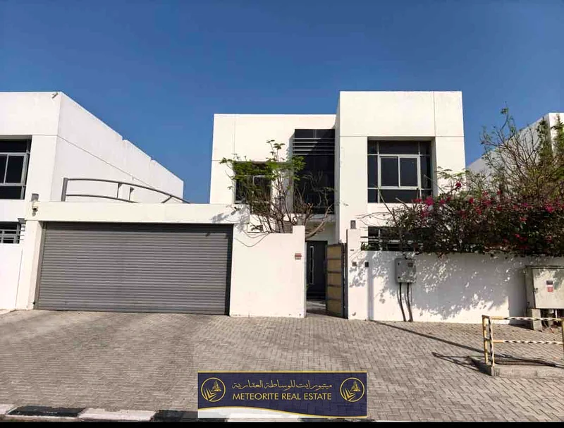 فيلا بغرف نوم 4 في صف واحد حصري | جاهزة للانتقال فورًا | صيانة ممتازة | موقع متميز63866194288898110