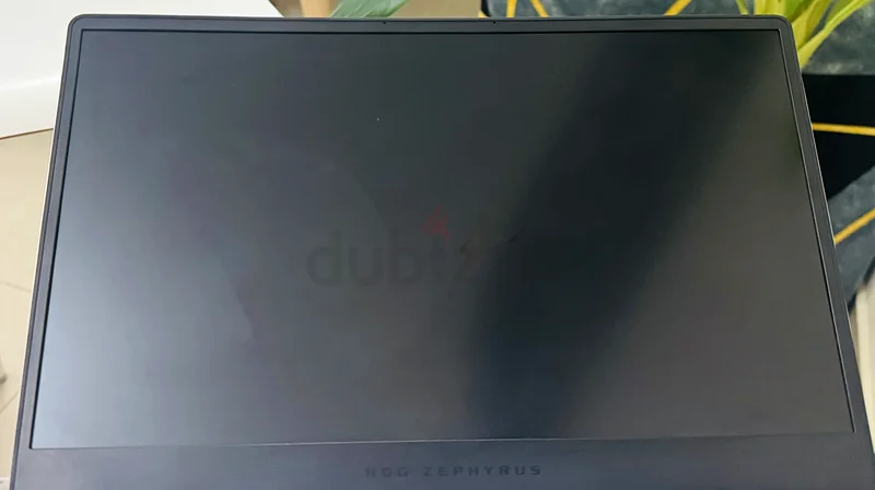 الجزء العلوي الأبيض والشاشة من جهاز ASUS ROG 14 Zephyrus GA40163255002584195111