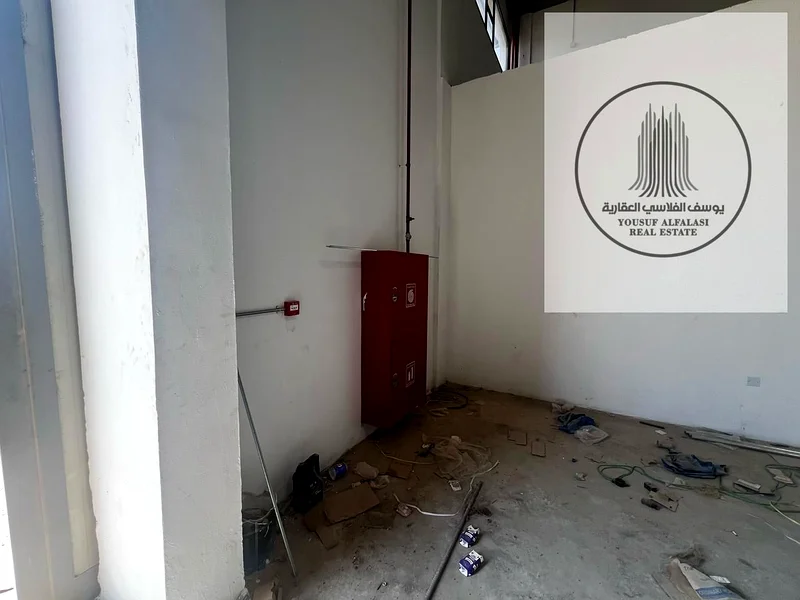 Warehouse on a main street, 5000 feet, 20 kilowatt electricity, ready for delivery63167101547011114