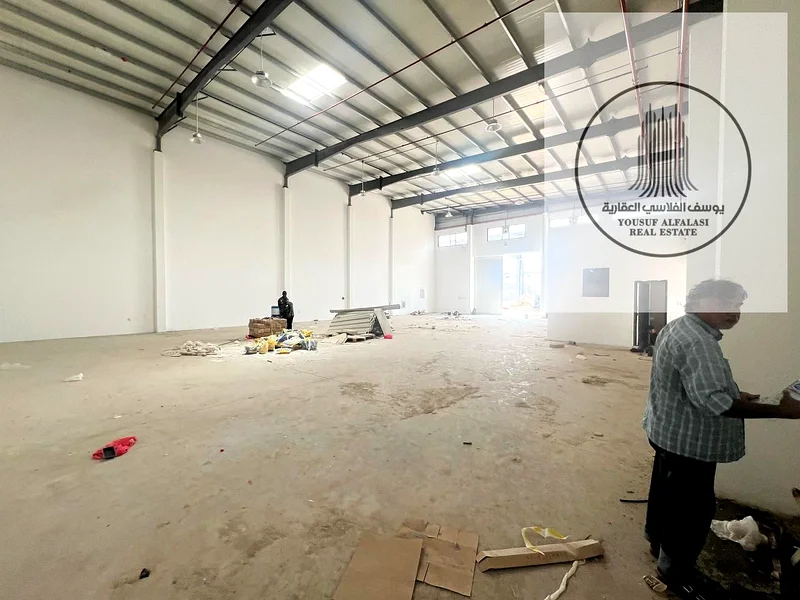 Warehouse on a main street, 5000 feet, 20 kilowatt electricity, ready for delivery63167101547011113