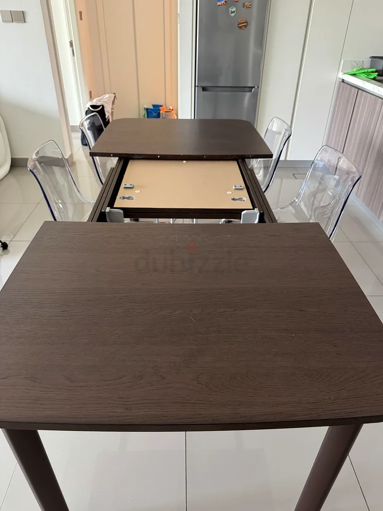 مجموعة طاولة طعام أنيقة مع كراسي شفافة63191109701890111