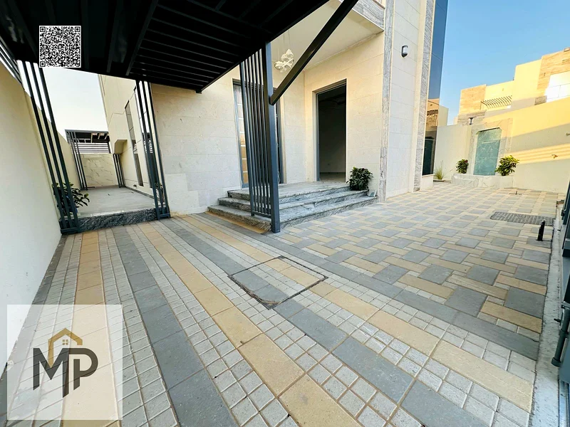 Corner villa including electricity and water, two floors with a large courtyard - free ownership for all nationalities - without any annual service63893684893314112