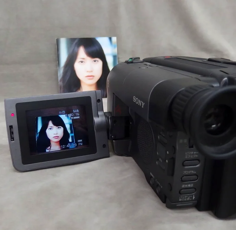 Sony Handycam CCD-TRV60 Hi8 Camcorder – Excellent Condition + Tapes + Battery + Charger !63172677380098112