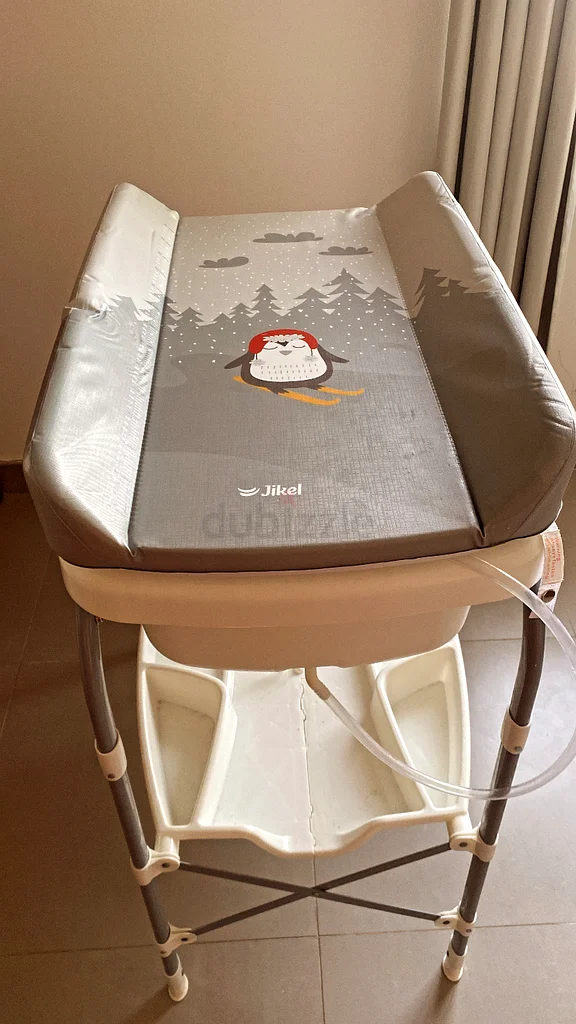 أنيق وعملي، طاولة استحمام وتغيير من جيكيل بتصميم متموج بلون رمادي63175286587137112