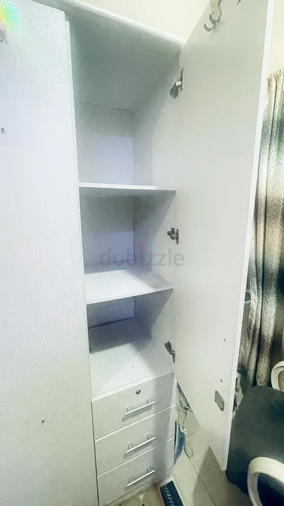 Stylish White Wardrobe with Ample Storage Space63218813336961111