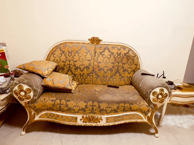 طاولة قهوة كلاسيكية أنيقة مع ديكور دانتيل63216833838339111