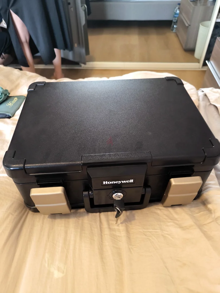Heavy-Duty Honeywell Lockable Storage Box for documents , jewelry and watches63259188576001113