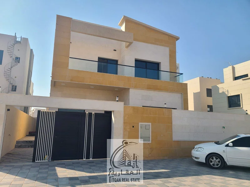 فيلا للبيع مباشرة من المالك في منطقة الهيلي، على شارع رئيسي، بواجهة حجرية وانسجام أمامي مميز.63909223541889111
