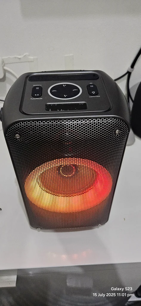 مكبر صوت محمول قوي وأنيق مع أضواء LED وريموت كنترول للبيع!63168044209026111