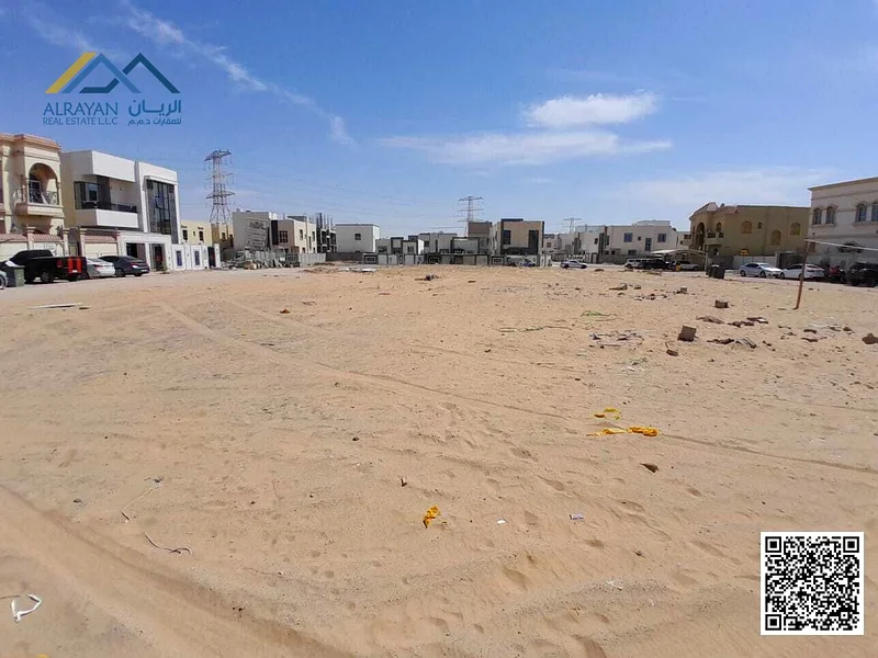 فرصة فريدة لامتلاك قطعة أرض في زاوية تطل على شارعين وطريق في منطقة الهيليو 2. لديها جار واحد فقط على جميع الجوانب الأربعة و63183714822531112