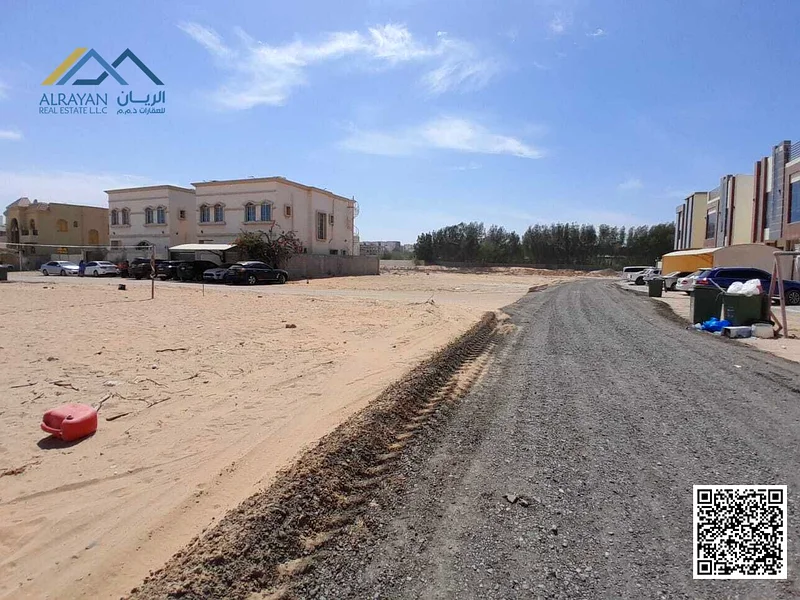 فرصة فريدة لامتلاك قطعة أرض في زاوية تطل على شارعين وطريق في منطقة الهيليو 2. لديها جار واحد فقط على جميع الجوانب الأربعة و63183714822531113