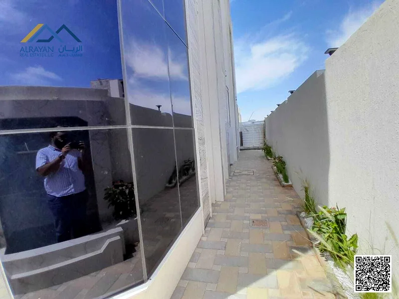 للبيع 《فيلا استثمار سكنية》 رخام فاخر جدًا على الطريق الإسفلتي، زاوية في الشارعين، مرصوفة. تشمل الكهرباء والماء.63893684803970114