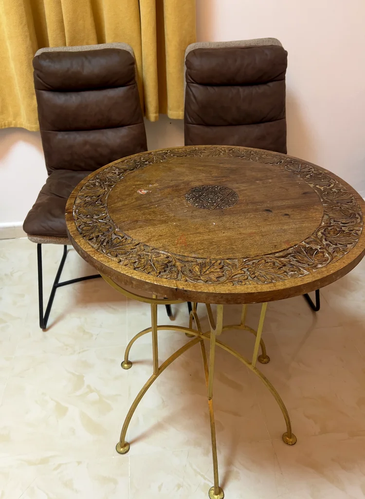 Elegant Vintage Round Table with Stylish Chairs63216833501571111