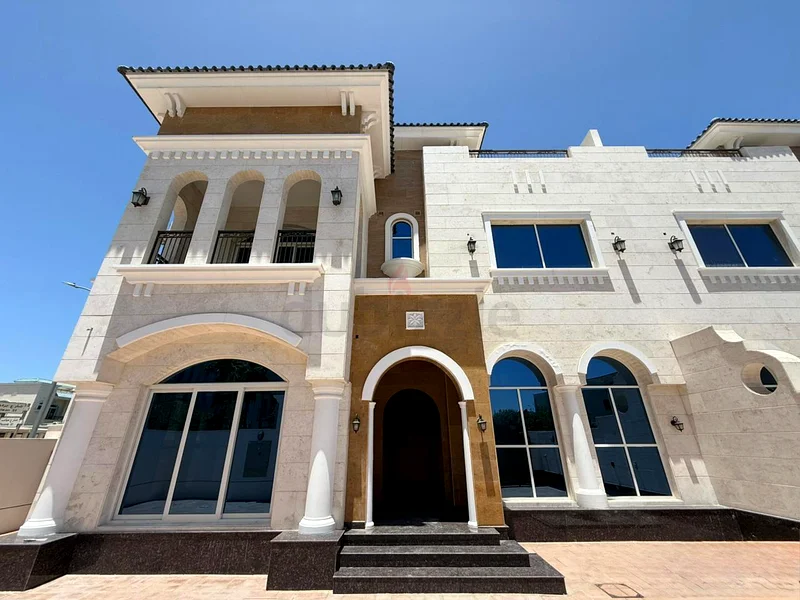 جديد بالكامل / 4 غرف نوم + خادمة + 3 دقائق مشيًا إلى شاطئ كايت63130491213699111