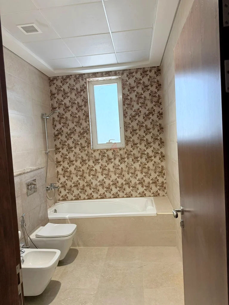 جديد بالكامل / 4 غرف نوم + خادمة + 3 دقائق مشيًا إلى شاطئ كايت63130491213699114