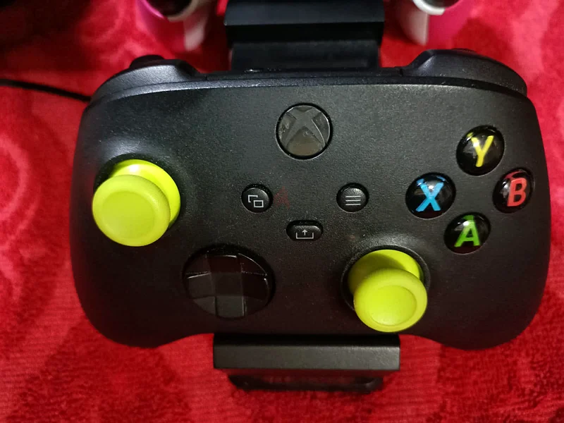 وحدة تحكم Xbox بلونين - مثالية لهواة الألعاب!63205356174723111