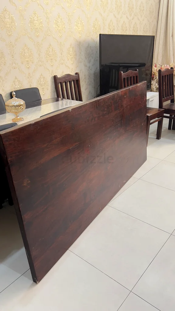 Strong wooden table and chairs63216833720322111