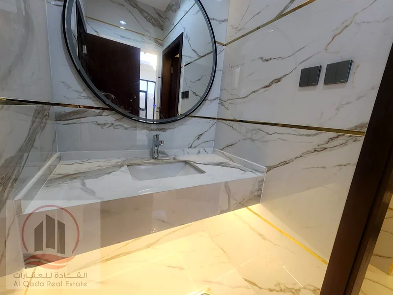فيلا للبيع في عجمان، منطقة الهيليو 2. تحتوي الفيلا على طابق أرضي وطابق أول وسطح (5 غرف + 3 صالات + مجلس + مطبخ مجهز)63895010000898113