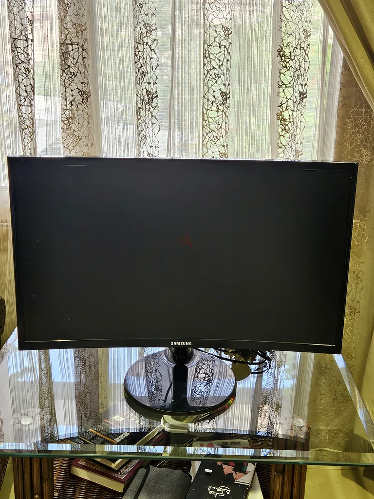 شاشة سامسونج منحنية أنيقة مقاس 24 بوصة بدقة Full HD للبيع! حالة رائعة!63256600169731111