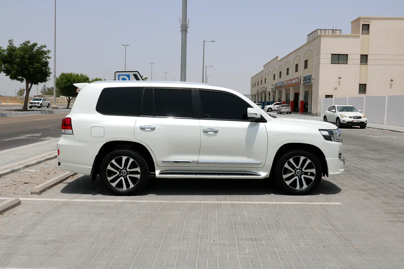 Toyota Land Cruiser GXR (Grand Touring)63141656895873112