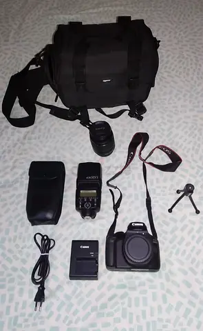 Canon EOS 4000D DSLR Camera  Comes with Canon 430ex flash and case all of them are almost new