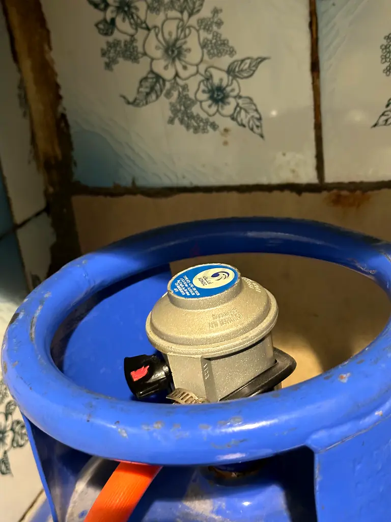 Gas cylinder adnoc63251907858561111