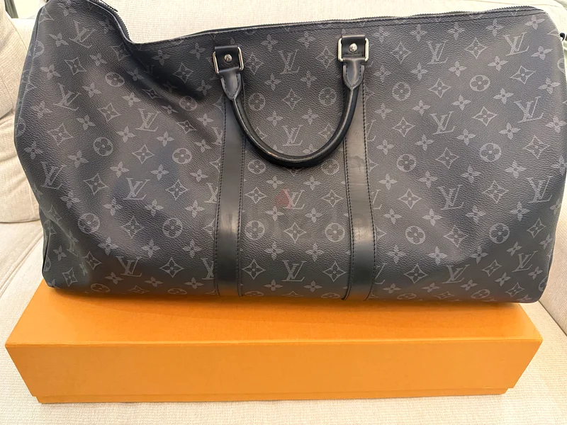 حقيبة هاند باغ ماركة Lv جديدة مع كامل المرفقات مع فاتوره من فرع ال في جنيف63241130805251112