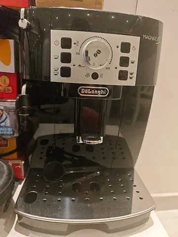 DeLonghi Magnifica S Smart Bean to Cup Automatic Machine with milk frother