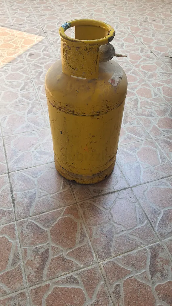 أسطوانة غاز فارغة مع منظم