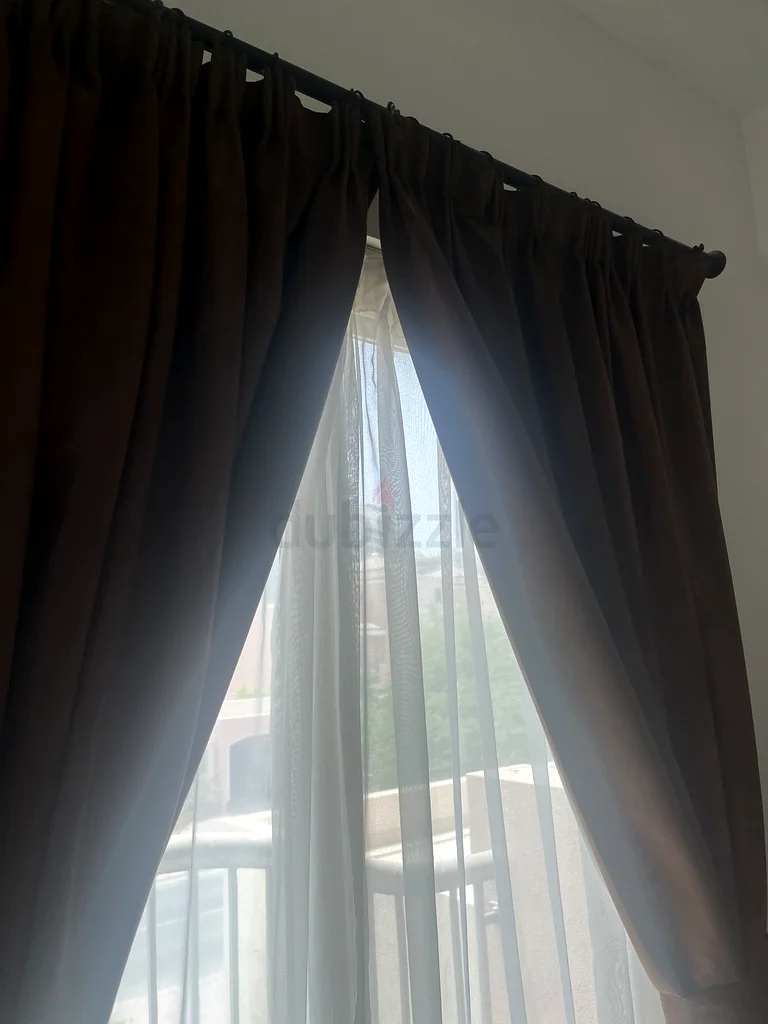 ستائر فاخرة من السuede باللون البني، ارتفاعها 2 متر، وتشمل العصا63178433492099114