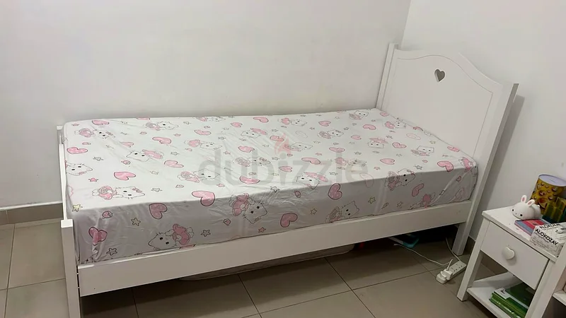 سرير بناتي من هوم سنتر مع طاولة جانبية 120*20063218315116930111