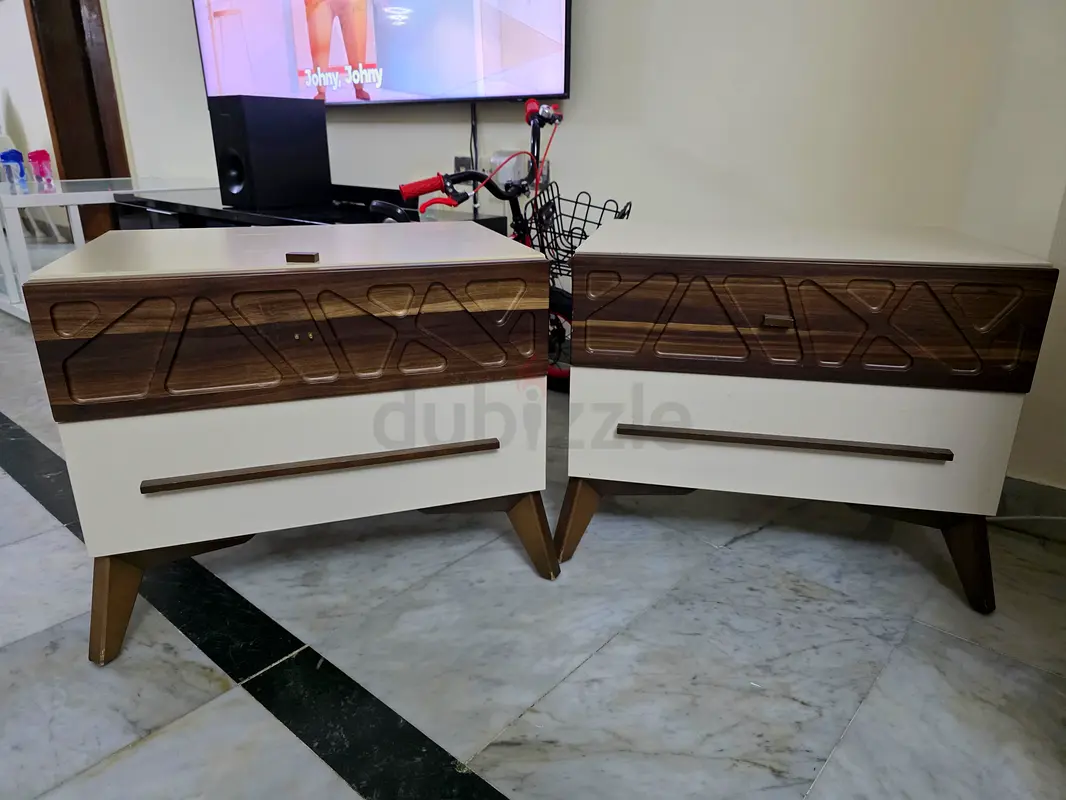 طاولة بجانب السرير