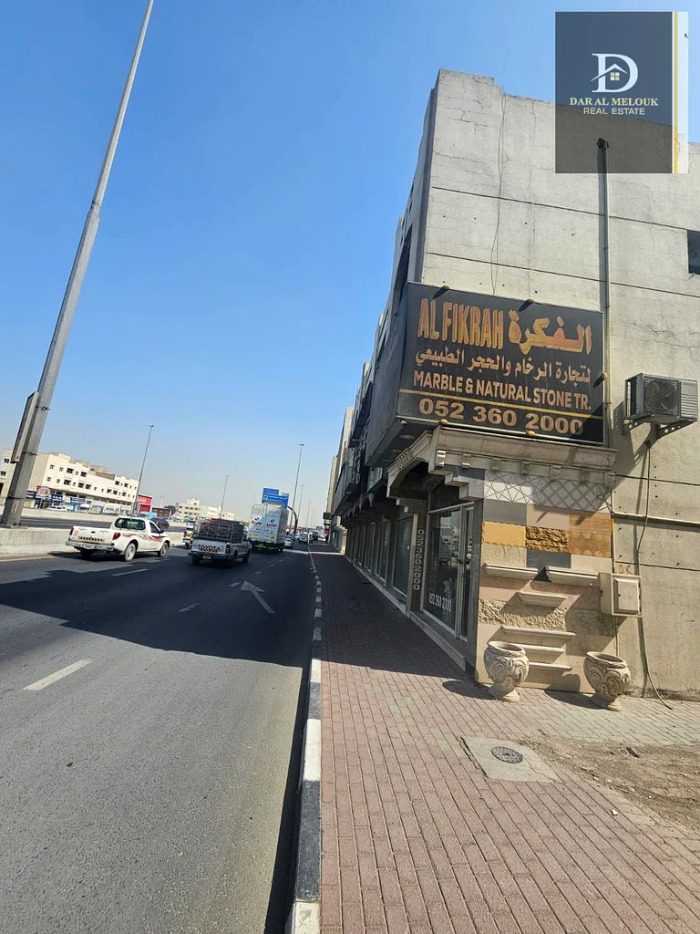 للبيع في الشارقة، منطقة المويليح، مبنى بموقع متميز، مباشرة على شارع محمد بن زايد63195059916418111