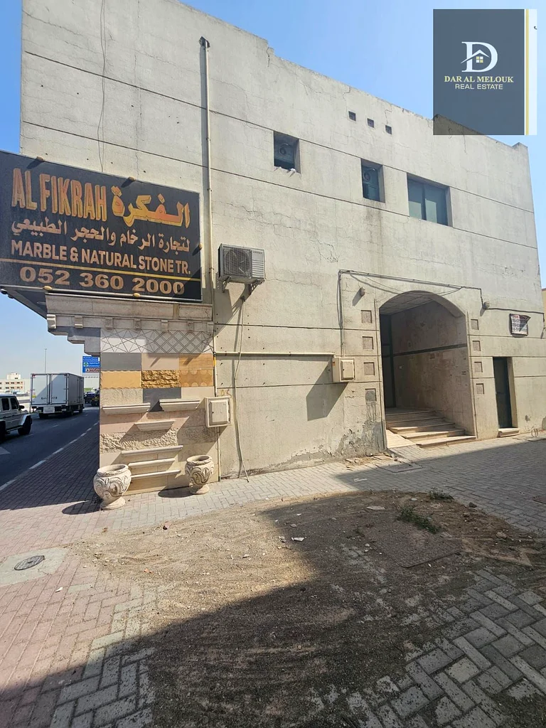 للبيع في الشارقة، منطقة المويليح، مبنى بموقع متميز، مباشرة على شارع محمد بن زايد63195059916418114