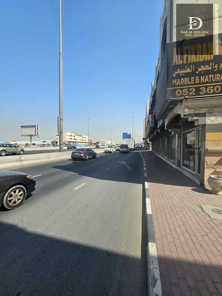 للبيع في الشارقة، منطقة المويليح، مبنى بموقع متميز، مباشرة على شارع محمد بن زايد63195059916418113