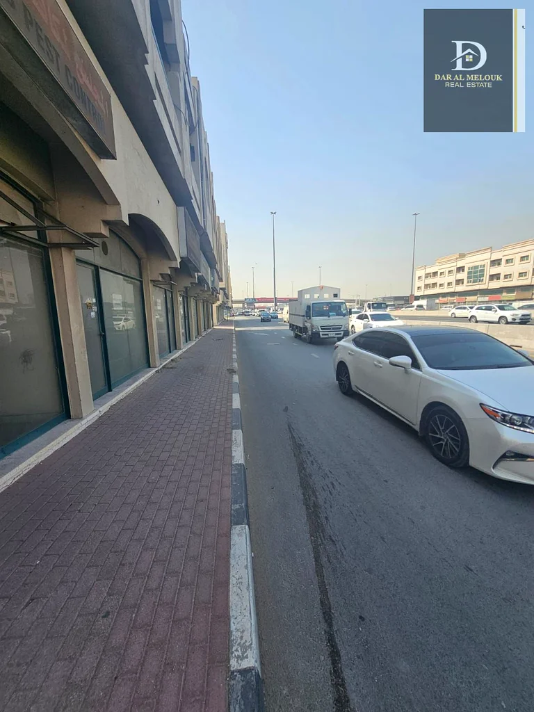 للبيع في الشارقة، منطقة المويليح، مبنى بموقع متميز، مباشرة على شارع محمد بن زايد63195059916418112