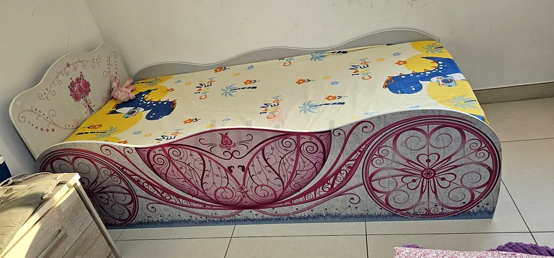 سرير أطفال / صغار جذاب مع ملاءات ملونة جنبًا إلى جنب مع المرتبة63218315144194112