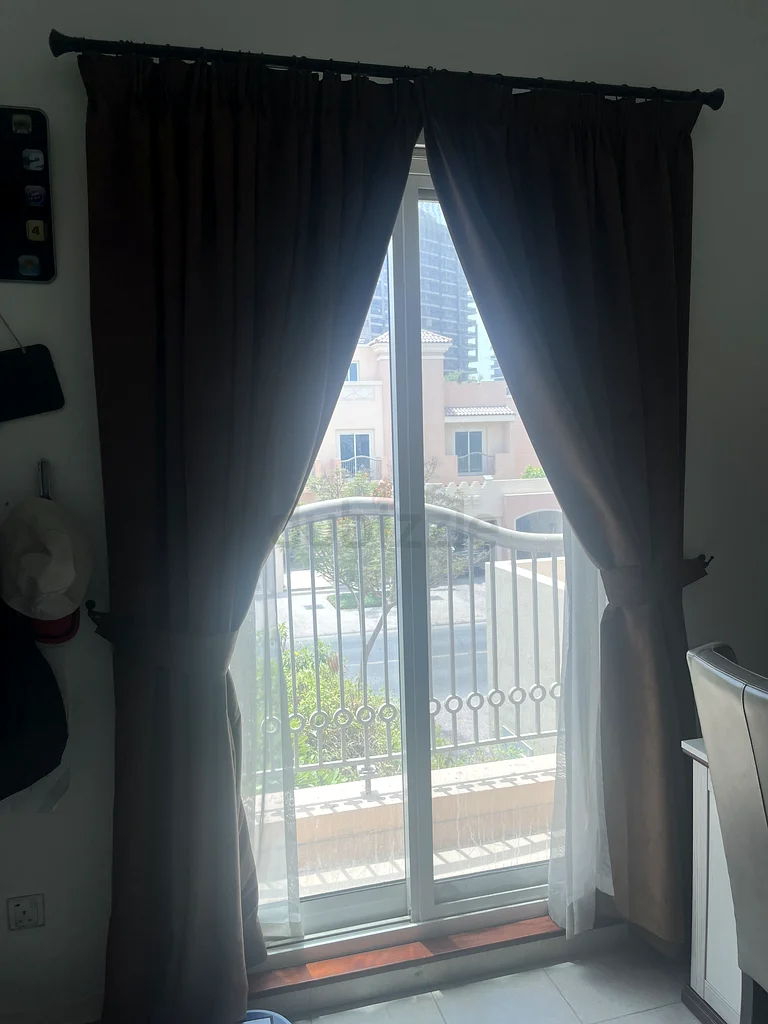 ستائر فاخرة من السuede باللون البني، ارتفاعها 2 متر، وتشمل العصا63178433492099112