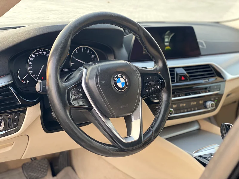 1,180 درهم إماراتي شهريًا | بي إم دبليو 520i 2020 | مواصفات دول مجلس التعاون الخليجي | محرك V4 سعة 2.0 لتر توربو مزدوج63160159423490114