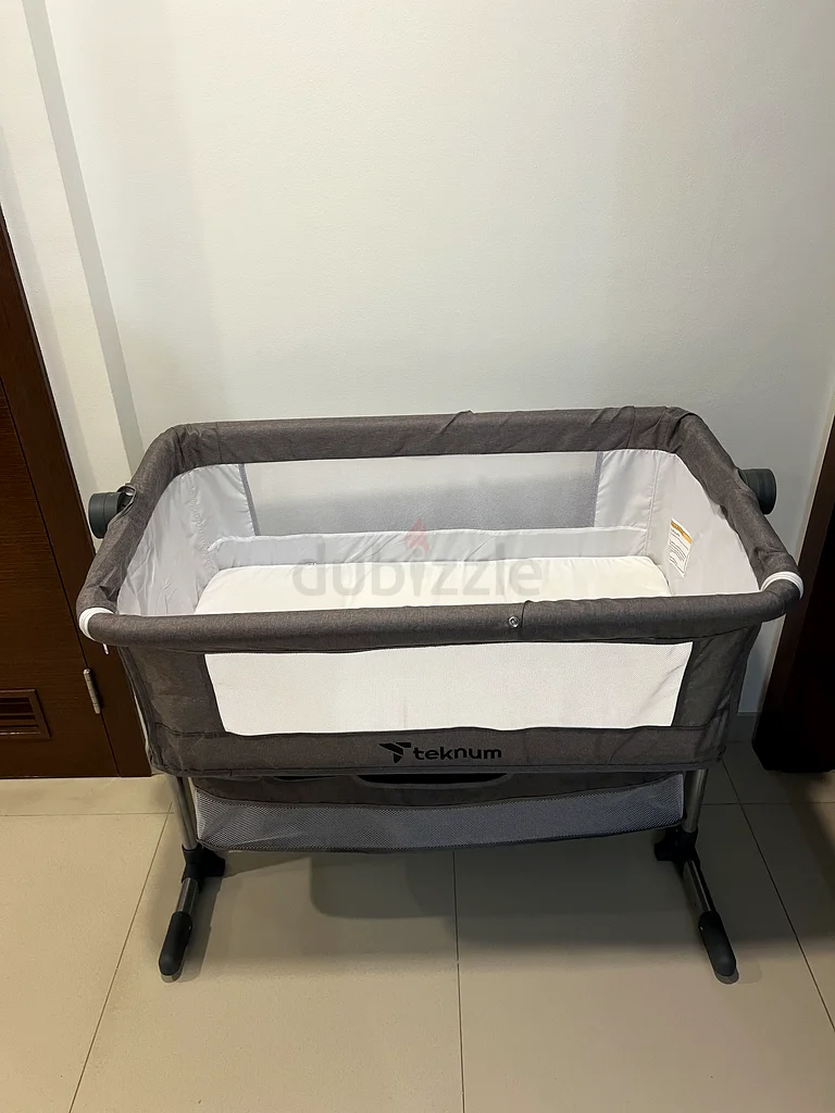 سرير طفل بجانب السرير من تكنوم63175286704387112