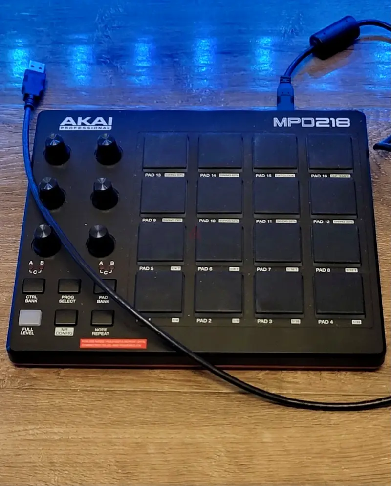 AKAI MPD218 MIDI Pad Controller! 350