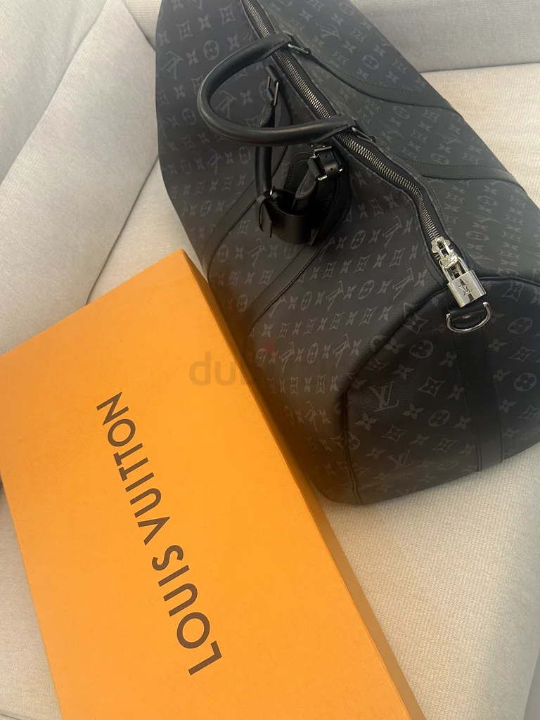 حقيبة هاند باغ ماركة Lv جديدة مع كامل المرفقات مع فاتوره من فرع ال في جنيف632411308052511110