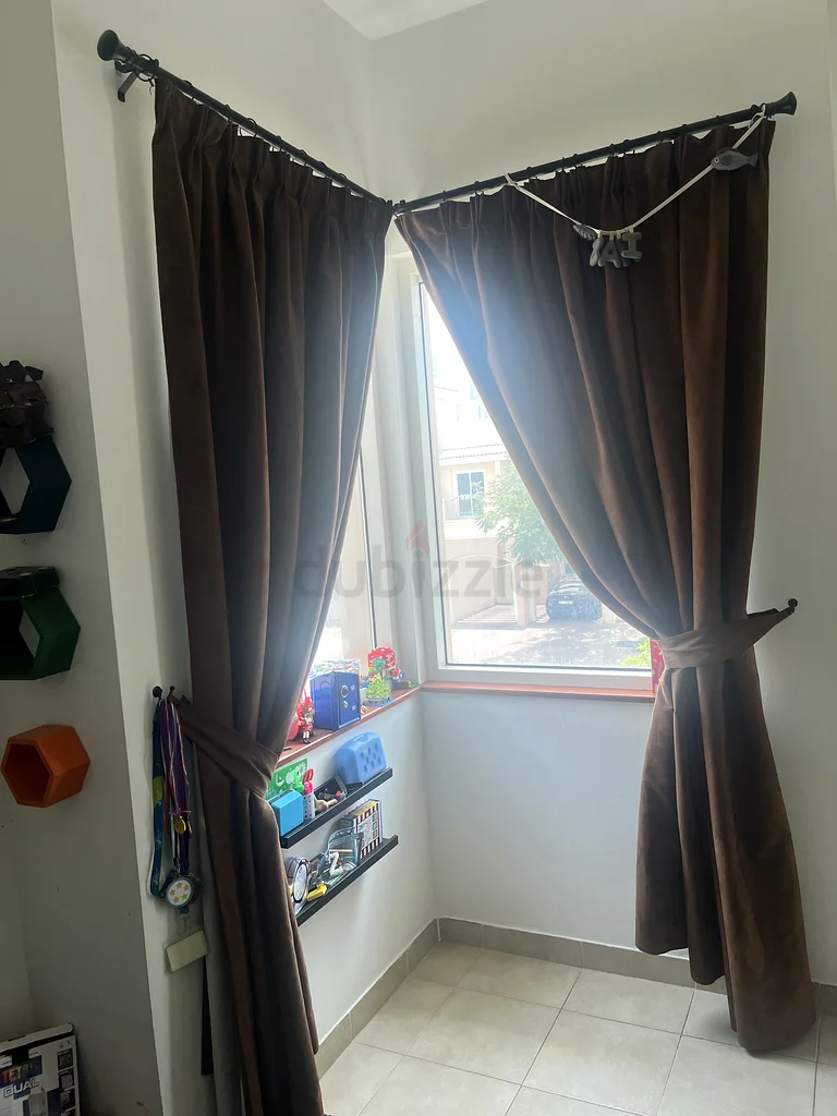 ستائر فاخرة من السuede باللون البني، ارتفاعها 2 متر، وتشمل العصا63178433492099111