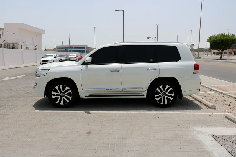 Toyota Land Cruiser GXR (Grand Touring)63141656895873111