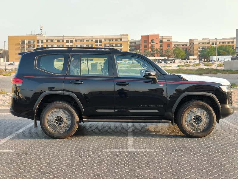 2025 Toyota Land Cruiser LC300 GR-Sport Full-Option with Radar 3.5L V6 Twin Turbo Petrol A/T Export63140688205057114