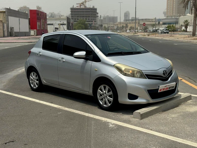 تويوتا ياريس 2014، 270000 كم، مواصفات خليجية، موديل SE، مع 3 مفاتيح، حالة ممتازة63147210220162112