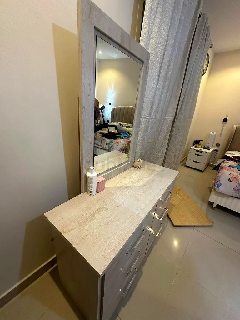 Stylish Wooden Dresser with Mirror - Perfect for Any Bedroom!63183730285186112